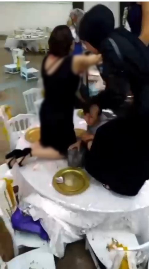 Foto - Düğün salonunda ölüm kalım savaşı! Aniden doldu masaya çıkarak kurtuldular
