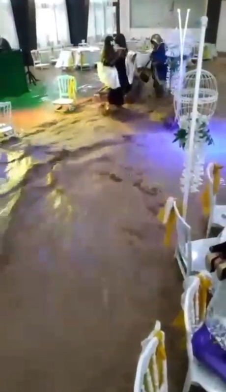Foto - Düğün salonunda ölüm kalım savaşı! Aniden doldu masaya çıkarak kurtuldular