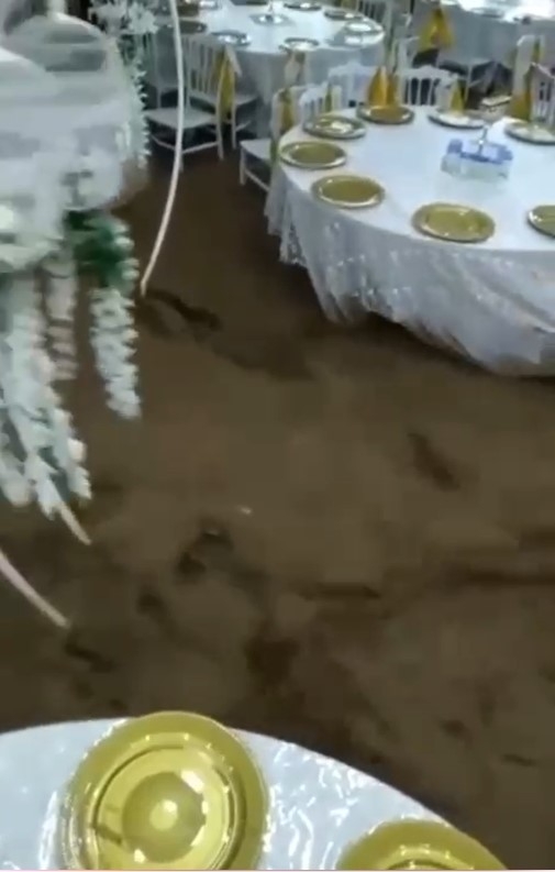 Foto - Düğün salonunda ölüm kalım savaşı! Aniden doldu masaya çıkarak kurtuldular