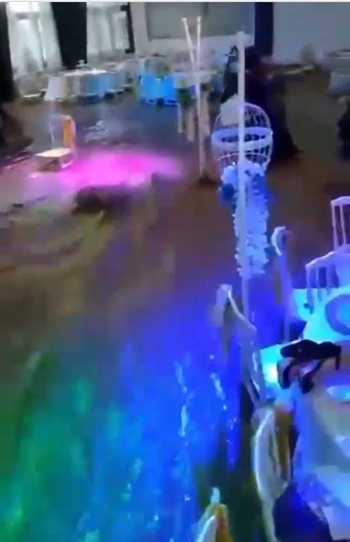 Foto - Düğün salonunda ölüm kalım savaşı! Aniden doldu masaya çıkarak kurtuldular