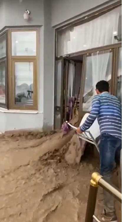 Foto - Düğün salonunda ölüm kalım savaşı! Aniden doldu masaya çıkarak kurtuldular