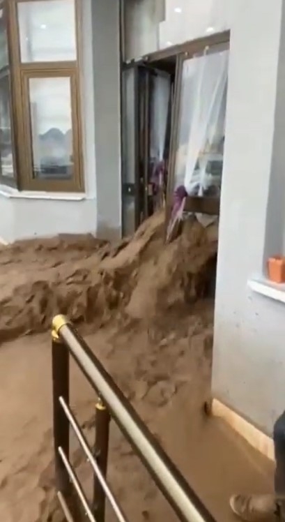 Foto - Düğün salonunda ölüm kalım savaşı! Aniden doldu masaya çıkarak kurtuldular