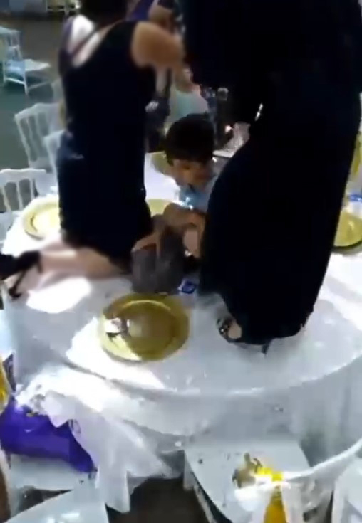 Düğün salonunda ölüm kalım savaşı! Aniden doldu masaya çıkarak kurtuldular