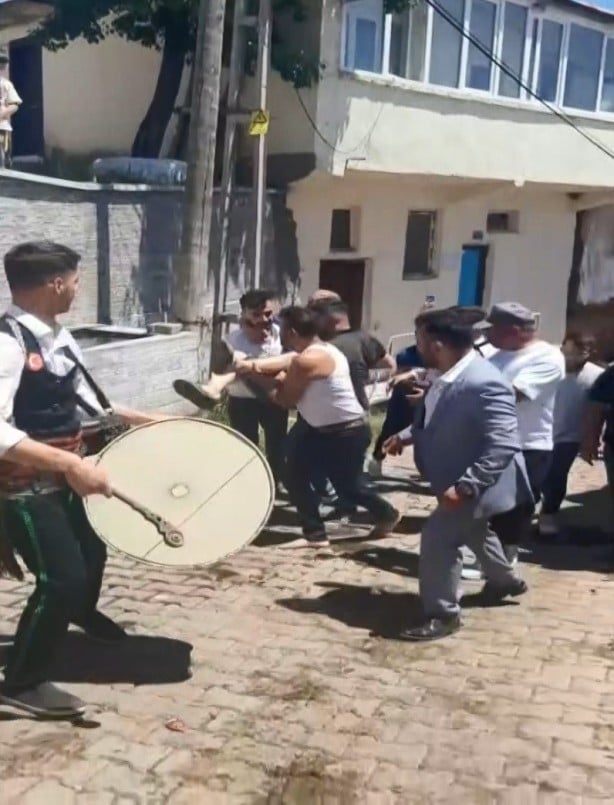 Foto - Düğüne geç kalanlara sulu ceza: Su dolu oluğa attılar