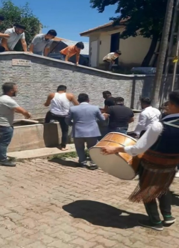 Foto - Düğüne geç kalanlara sulu ceza: Su dolu oluğa attılar