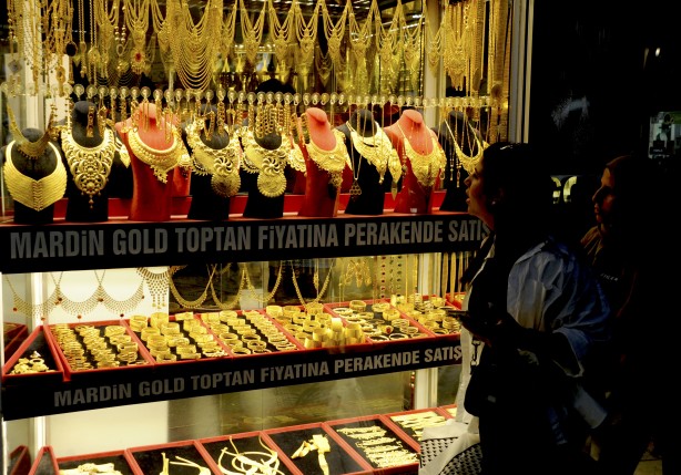 Düğünlerde yeni dönem! Artık bu takı takılıyor