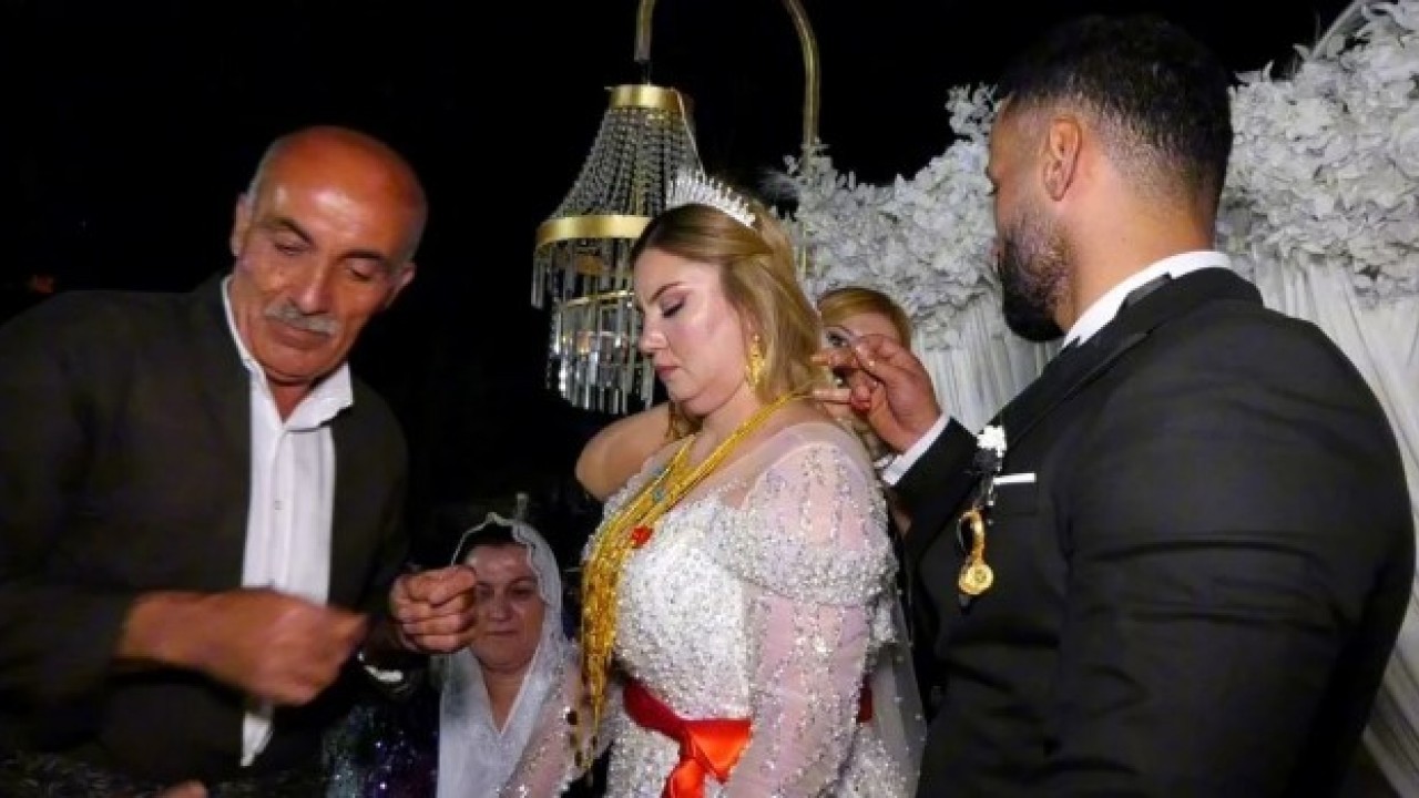 Foto - Düğünleri iki gün iki gece sürdü! Gelin ve damada kilolarca altın takıldı
