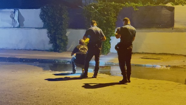 Foto - Dükkanı silahla taradılar