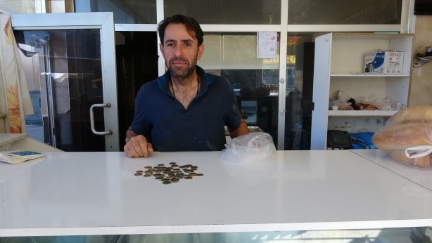 Foto - Dükkanın camına astığı ilan herkesi şaşırttı! Bakın fırıncı 100 lira getirene ne veriyor