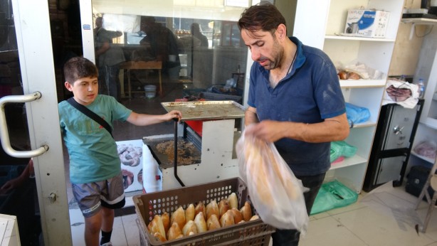 Foto - Dükkanın camına astığı ilan herkesi şaşırttı! Bakın fırıncı 100 lira getirene ne veriyor