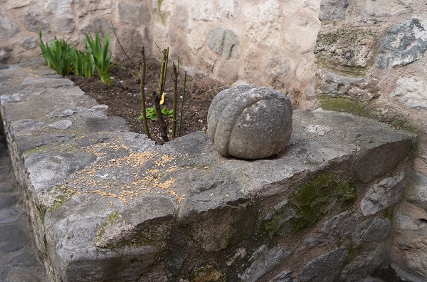 Foto - Dükkanlar arasında kaldı! Bu türbenin hikayesi ilgi çekiyor