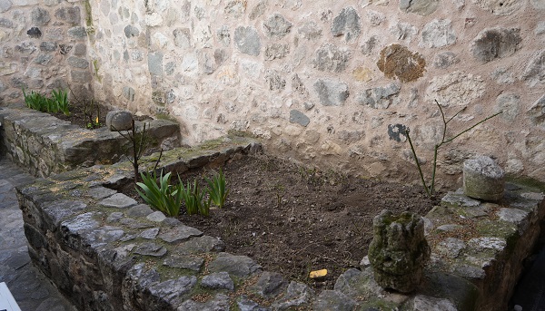 Foto - Dükkanlar arasında kaldı! Bu türbenin hikayesi ilgi çekiyor