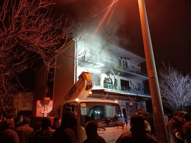 Foto - Dumandan zehirlendi! İtfaiyeden kuşa kalp masajı