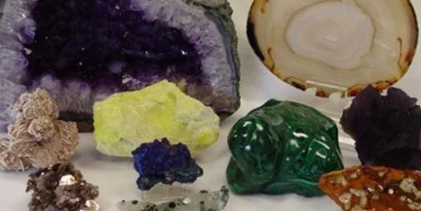 Dumanlı kuvars taşlarını sahilden gidip topluyorlar bu taşlar altın kadar değerli!