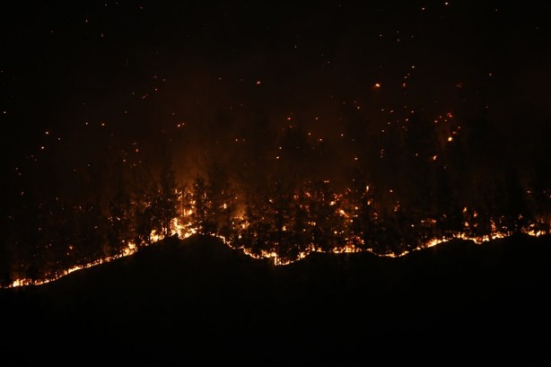 Foto - Dün gece çıkan yangına müdahale hala devam ediyor!