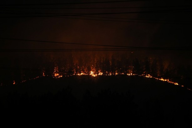 Foto - Dün gece çıkan yangına müdahale hala devam ediyor!