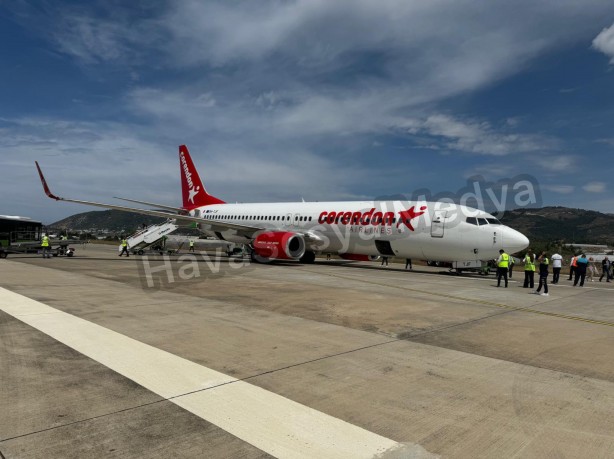 Foto - Dün İstanbul, bugün Antalya! Corendon'a ait uçağın inişte ön tekeri patladı! Faciadan dönüldü!