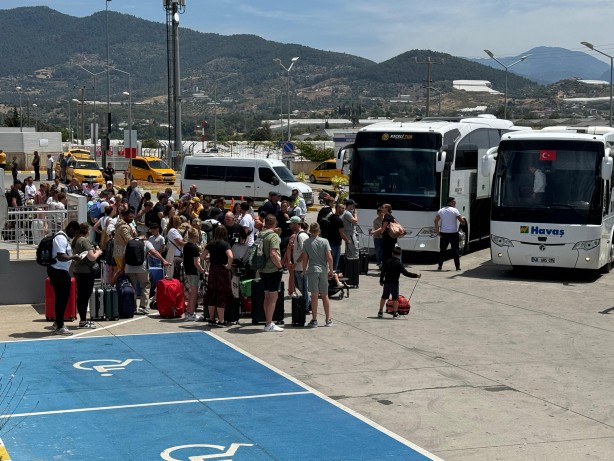 Foto - Dün İstanbul, bugün Antalya! Corendon'a ait uçağın inişte ön tekeri patladı! Faciadan dönüldü!