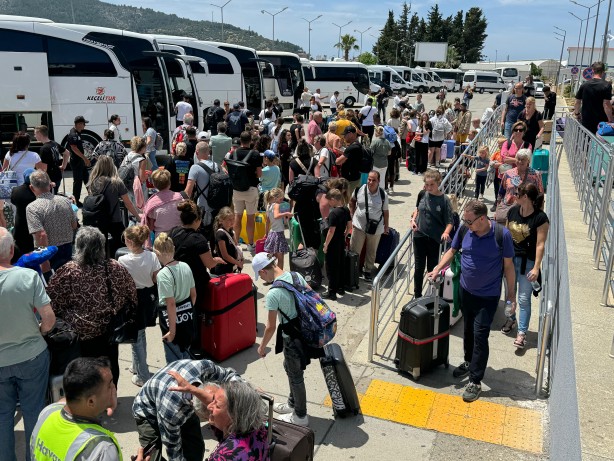 Foto - Dün İstanbul, bugün Antalya! Corendon'a ait uçağın inişte ön tekeri patladı! Faciadan dönüldü!