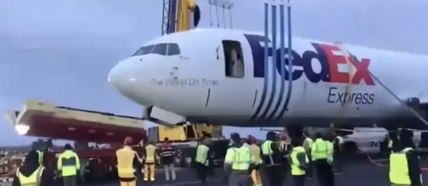 Foto - Dün İstanbul, bugün Antalya! Corendon'a ait uçağın inişte ön tekeri patladı! Faciadan dönüldü!