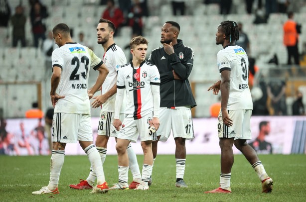 Foto - Dünya Beşiktaş-Adana Demirspor maçını konuşuyor! Balotelli'yi manşet yaptılar