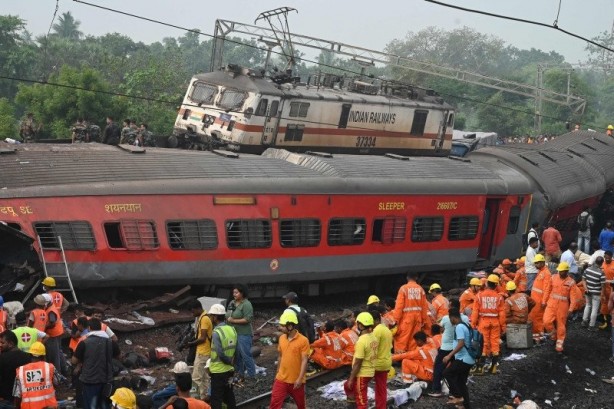 Foto - Dünya bu felaketi konuşuyor! 3 tren birbirine girdi: Bilanço her geçen dakika ağırlaşıyor!