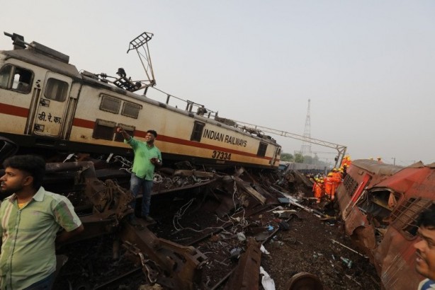 Foto - Dünya bu felaketi konuşuyor! 3 tren birbirine girdi: Bilanço her geçen dakika ağırlaşıyor!