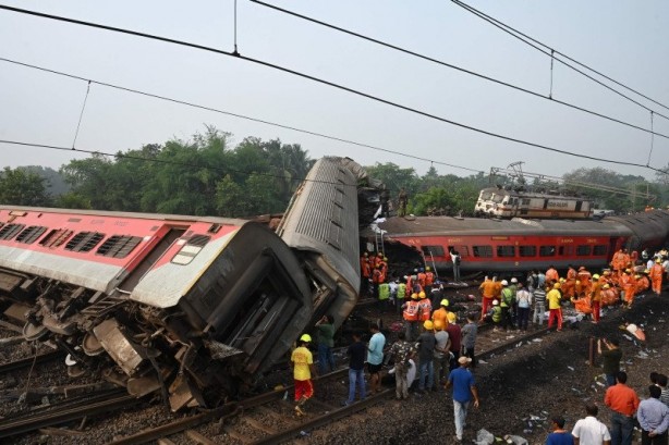 Foto - Dünya bu felaketi konuşuyor! 3 tren birbirine girdi: Bilanço her geçen dakika ağırlaşıyor!