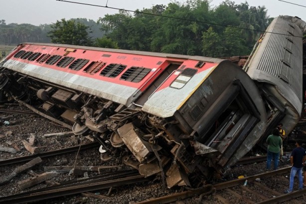 Foto - Dünya bu felaketi konuşuyor! 3 tren birbirine girdi: Bilanço her geçen dakika ağırlaşıyor!