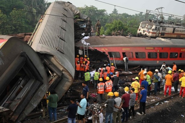 Foto - Dünya bu felaketi konuşuyor! 3 tren birbirine girdi: Bilanço her geçen dakika ağırlaşıyor!