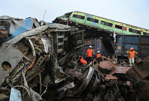 Foto - Dünya bu felaketi konuşuyor! 3 tren birbirine girdi: Bilanço her geçen dakika ağırlaşıyor!