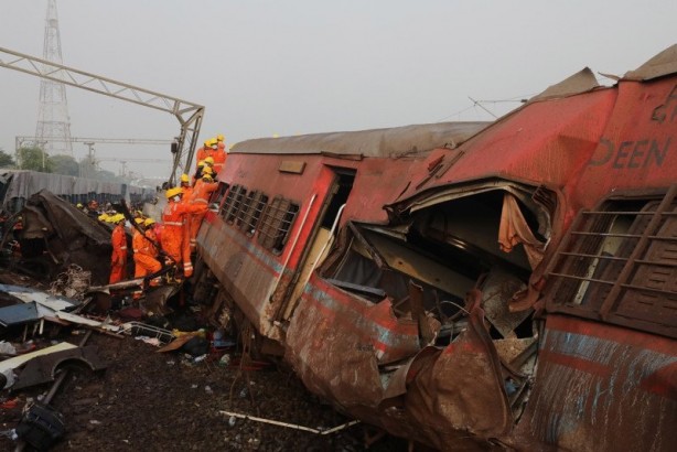 Foto - Dünya bu felaketi konuşuyor! 3 tren birbirine girdi: Bilanço her geçen dakika ağırlaşıyor!