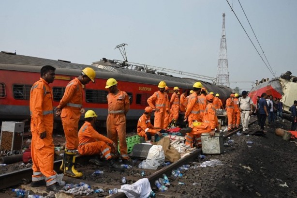 Foto - Dünya bu felaketi konuşuyor! 3 tren birbirine girdi: Bilanço her geçen dakika ağırlaşıyor!