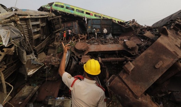 Foto - Dünya bu felaketi konuşuyor! 3 tren birbirine girdi: Bilanço her geçen dakika ağırlaşıyor!