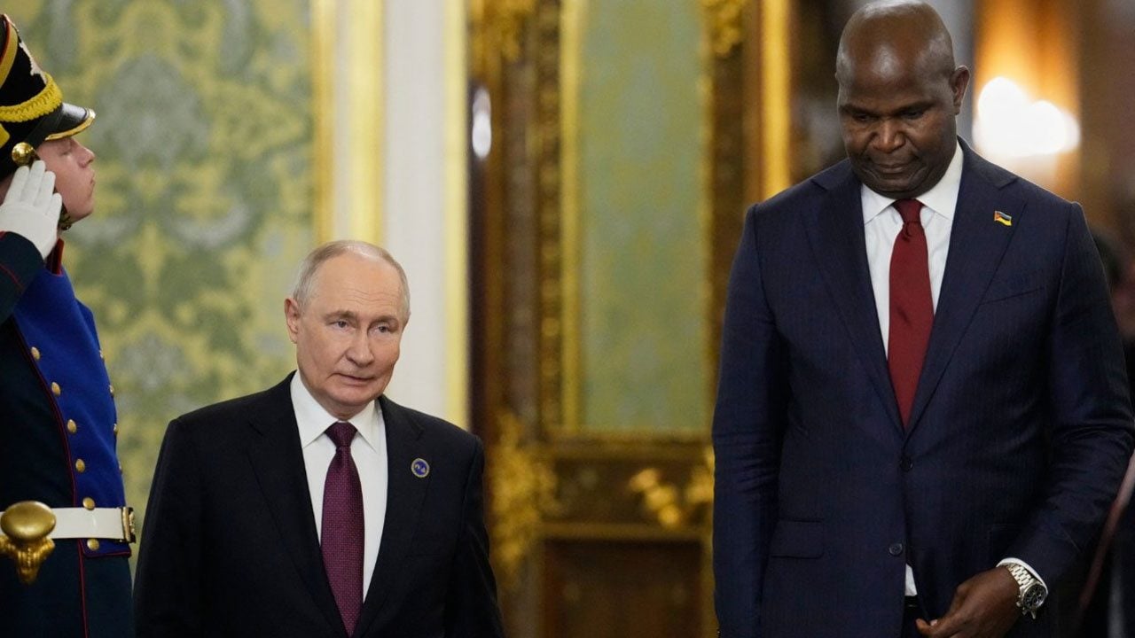 Foto - Dünya bu fotoğrafı konuşuyor! Putin yanında yer cücesi gibi kaldı