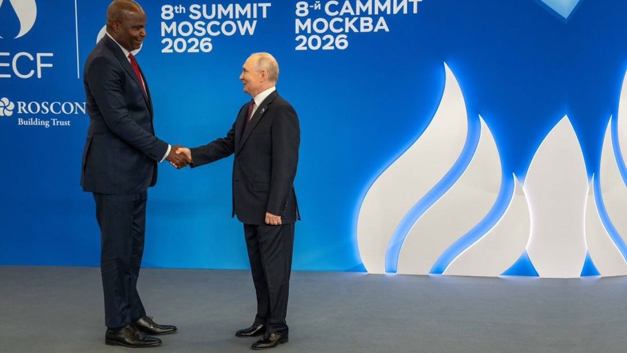 Foto - Dünya bu fotoğrafı konuşuyor! Putin yanında yer cücesi gibi kaldı