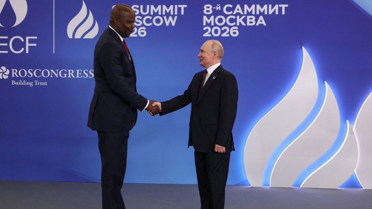 Foto - Dünya bu fotoğrafı konuşuyor! Putin yanında yer cücesi gibi kaldı