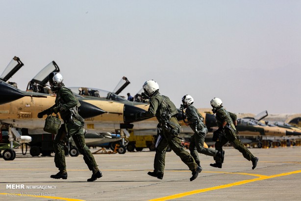 Foto - Dünya bu görüntülere kilitlendi! Önce namaz kıldılar, sonra savaş uçakları havalandı