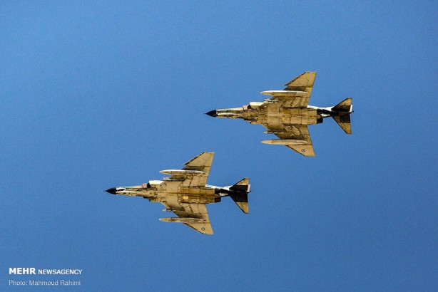 Dünya bu görüntülere kilitlendi! Önce namaz kıldılar, sonra savaş uçakları havalandı