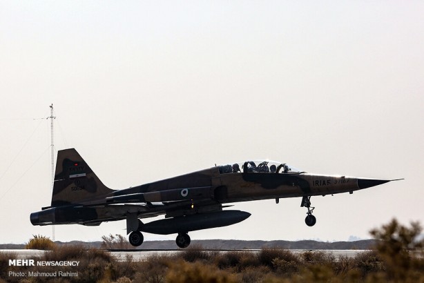 Foto - Dünya bu görüntülere kilitlendi! Önce namaz kıldılar, sonra savaş uçakları havalandı