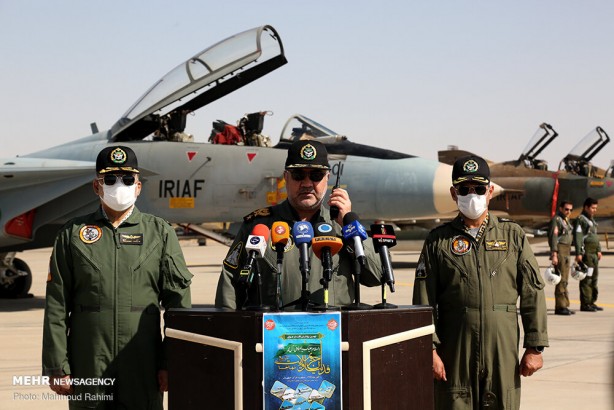 Foto - Dünya bu görüntülere kilitlendi! Önce namaz kıldılar, sonra savaş uçakları havalandı