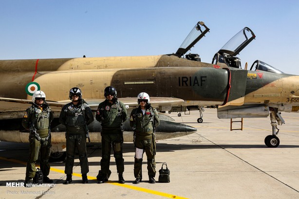 Foto - Dünya bu görüntülere kilitlendi! Önce namaz kıldılar, sonra savaş uçakları havalandı