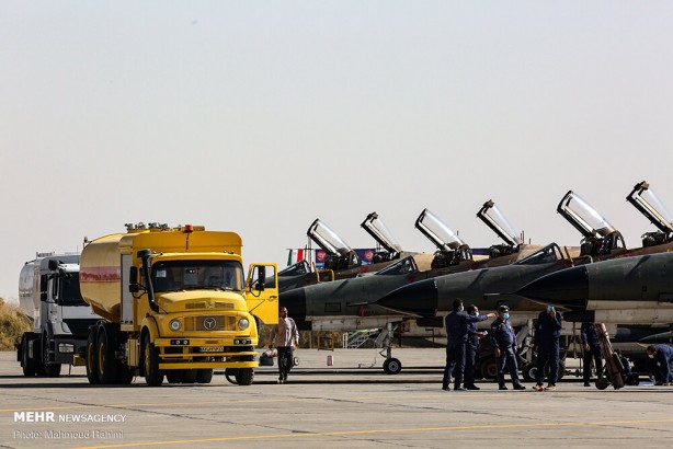 Foto - Dünya bu görüntülere kilitlendi! Önce namaz kıldılar, sonra savaş uçakları havalandı