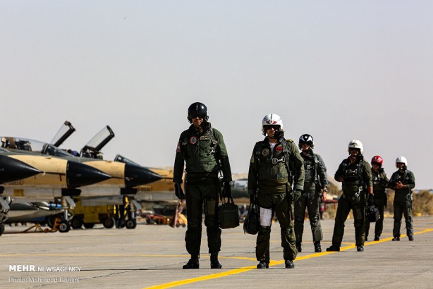 Foto - Dünya bu görüntülere kilitlendi! Önce namaz kıldılar, sonra savaş uçakları havalandı
