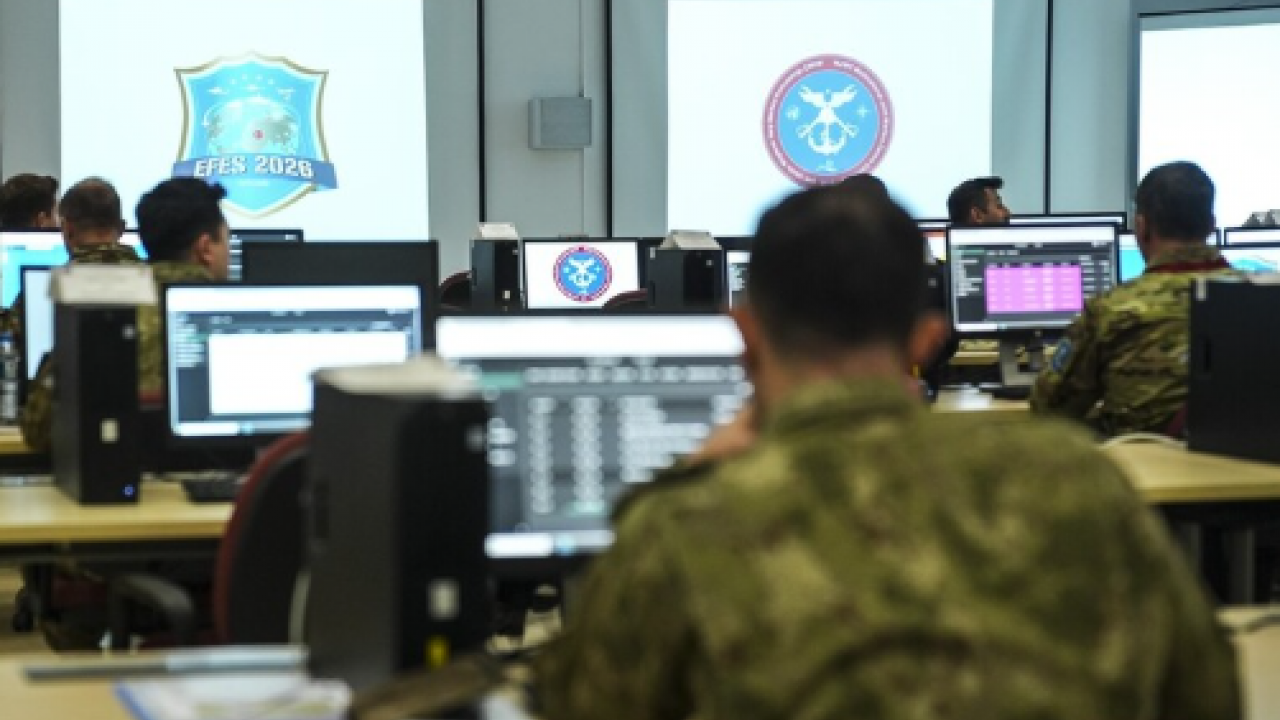 Dünya bu görüntüleri konuşuyor! EFES-2026’da tarihi an: Doğu ve Batı unsurları sahada buluştu