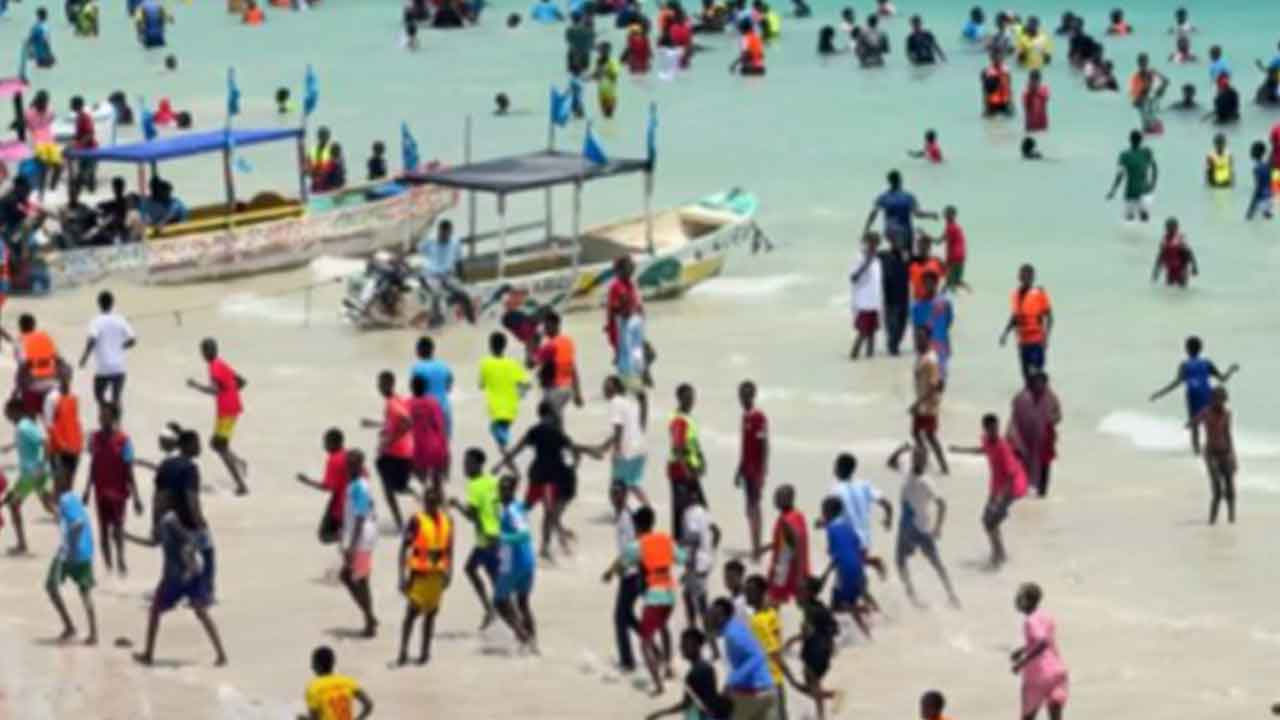 Dünya bu görüntüleri konuşuyor: Türk gemisini duyan arkasına bile bakmadan sahile koştu