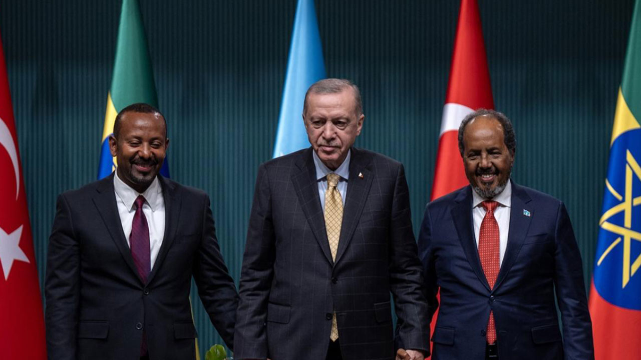 Foto - Dünya bu olayı konuşuyor: Ülkeyi kurtarmak için Türkiye'den apar topar savaş helikopteri satın aldılar