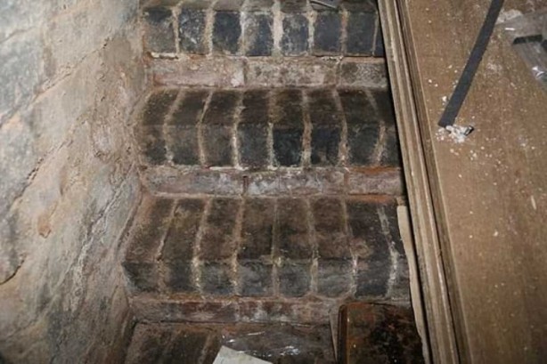 Foto - Dünya bu olayı konuşuyor! Yeni taşındığı evde kapağı açınca fark etti