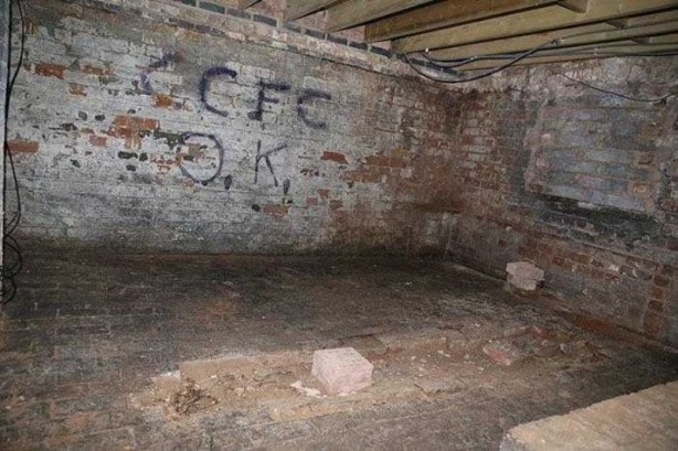 Foto - Dünya bu olayı konuşuyor! Yeni taşındığı evde kapağı açınca fark etti