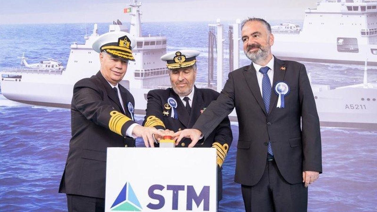 Foto - Dünya devlerini geride bırakan tarihi ihracat resmen başlıyor! Türkiye’nin Avrupa ülkesi için inşa ettiği dev gemi kızağa indirildi